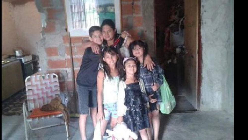 los chicos junto a su mamá que falleció hace pocos días.