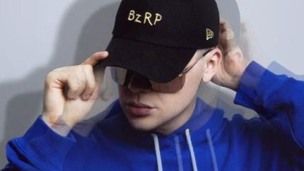 Su clásica gorra.