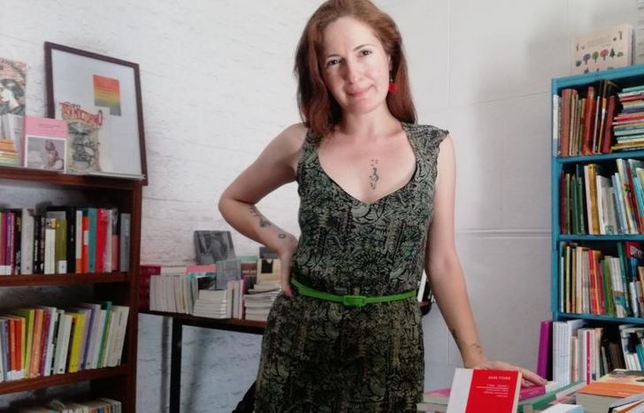 La representante de Lomas en la Cámara tiene una librería en su barrio desde hace 3 años.