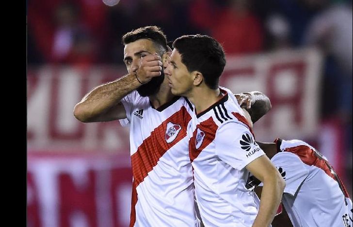 Pratto abrió el camino y Scocco lo liquidó.
