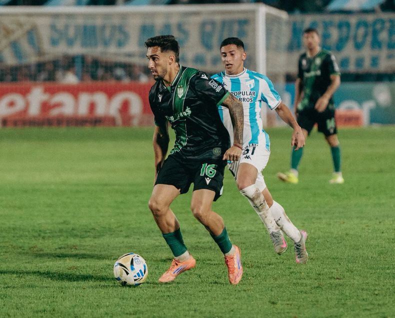 Mauro Méndez conduce un avance de Banfield.