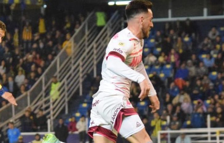 Ángel González tuvo una de las más claras de Lanús en el primer tiempo.