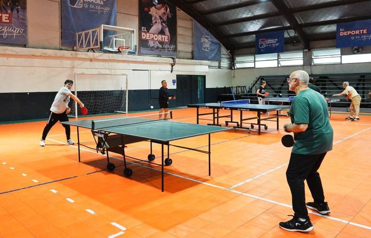 Los lunes y miércoles hay clases de ping pong o tenis de mesa.