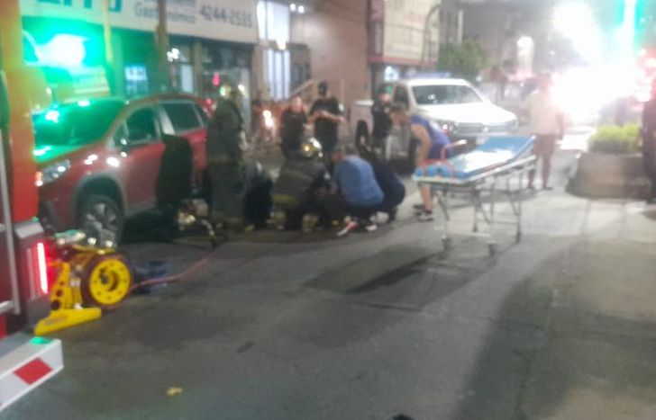 Tuvieron que levantar el auto para sacar a una persona que quedó atrapada tras ser envestida por el vehículo.