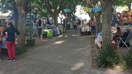 Una feria con más de 70 puestos de rubros variados.