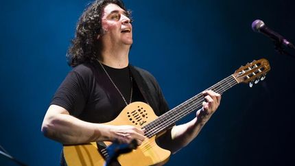 Notable guitarrista.