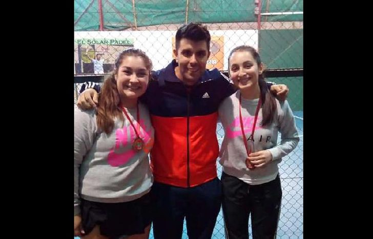 Las hermanas Monteagudo, con el profesor Nahuel Sotelo.