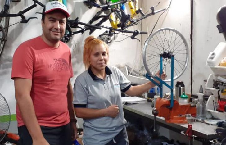 Pablo, al frente de la fabricación de bicis.