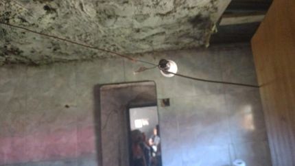 El portalámparas con el que se habría electrocutado la víctima.