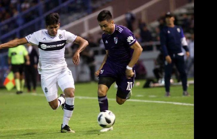 Martínez, de lo mejor de River, complicó por su sector.