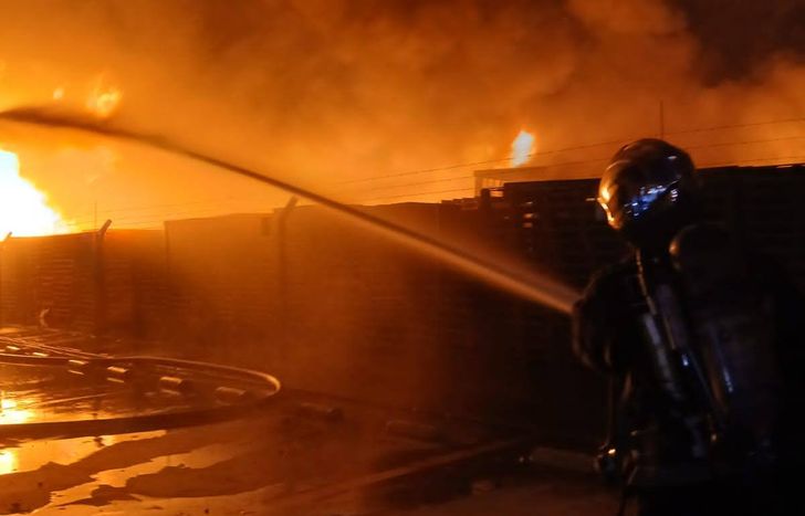 Los bomberos de Lomas intentaron apagar el incendio en Ezeiza.&nbsp;