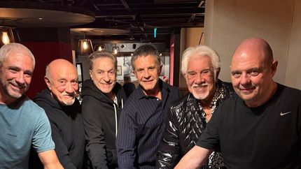 El elenco de una comedia que se las trae.