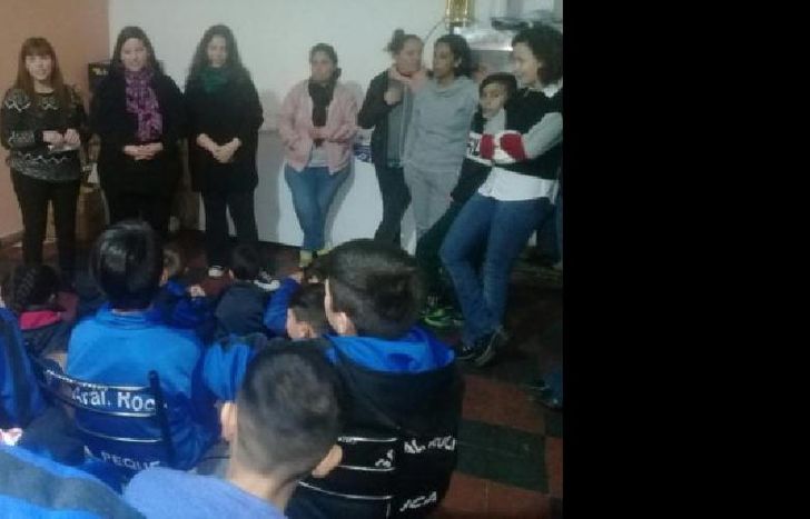 los chicos de fútbol junto a la agrupación de mujeres.