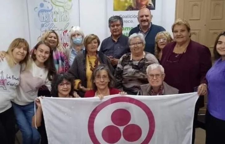 Integrantes del Centro Cultural Mariano Moreno junto al cacique de la comunidad Qom.