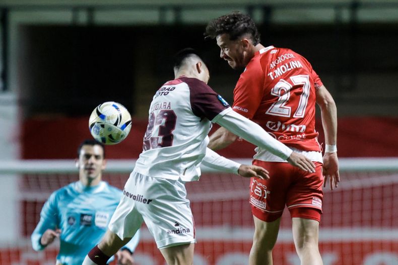 Lanús afronta un duro partido ante Argentinos.