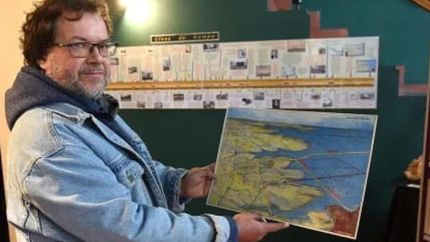 Alberto junto a la ilustración de lo que era Lomas hace miles de años.