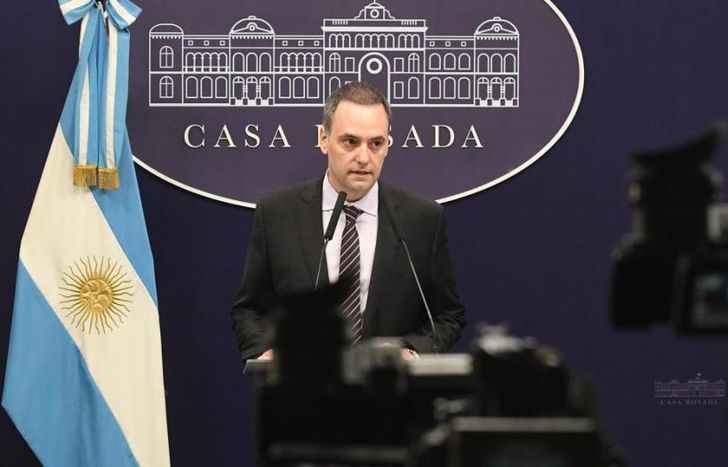 Adorni ratificó la decisión de milei.