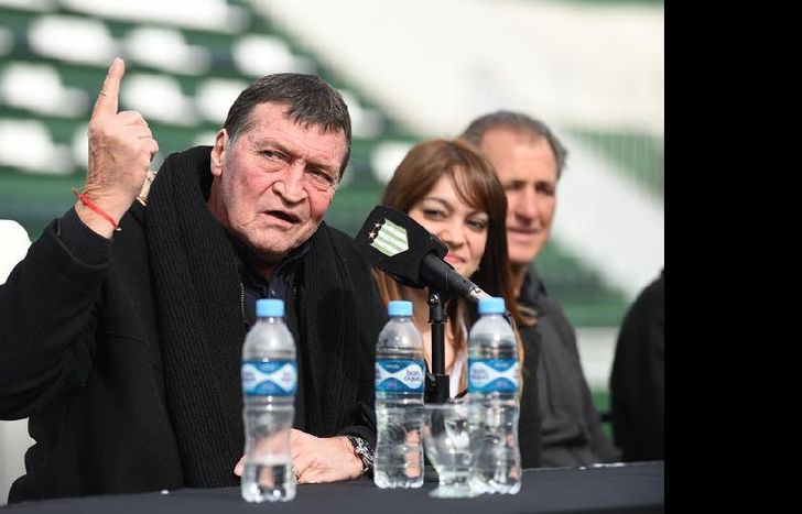 Falcioni recibió el cariño de los hinchas en su presentación como DT.