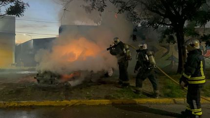 Un auto incendiado en Lomas de Zamora requirió la presencia de los bomberos. Un auto incendiado en Lomas de Zamora requirió la presencia de los bomberos.