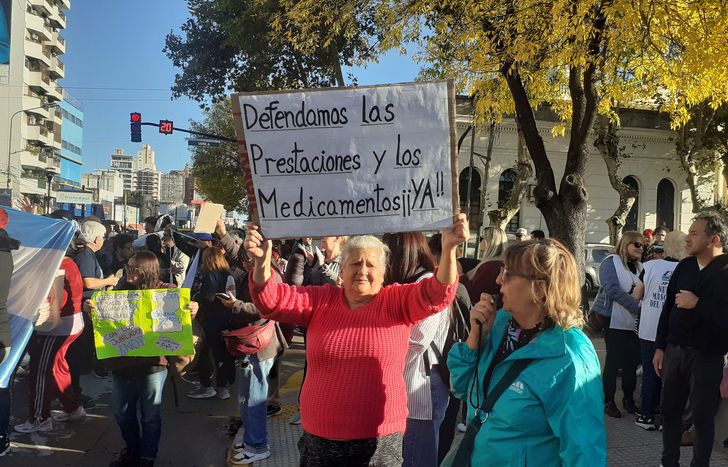 Muchos vecinos de Lomas fueron a la Grigera para expresar su bronca contra Milei.