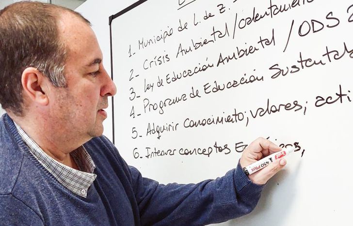 Salvetti, elegido como uno de los diez mejores docentes del mundo en 2019, es parte del libro.
