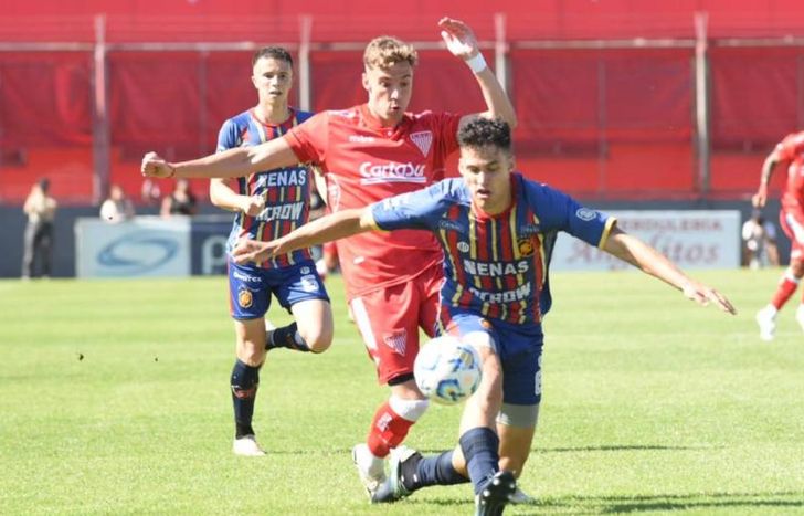 Manuel Brondo no puede alcanzar la pelota.