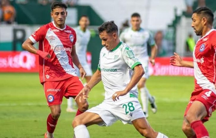 Marcos Arturia domina la pelota.
