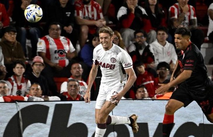 Rodrigo Castillo encabeza un ataque de Lanús.