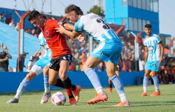 Algozino, ante Racing de Córdoba.
