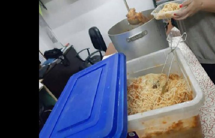 Ofrecen todos los días una vianda de comida para compartir con la familia.