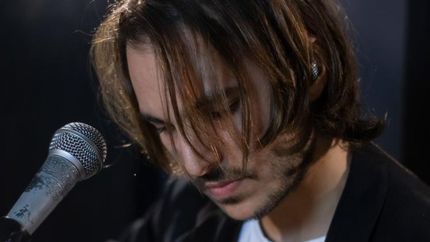 Tiene 33 años y desde los 6 toca la guitarra.