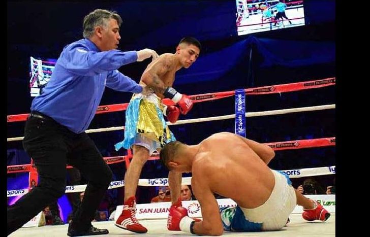 Jeremías mira fijo a su rival, que no levantará.