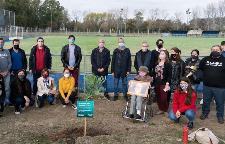 La cancha de hockey sintético se llama Adriana Acosta.