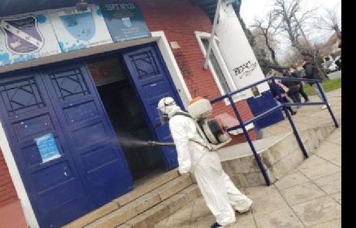 Mientras tanto, siguen los operativos de desinfección.