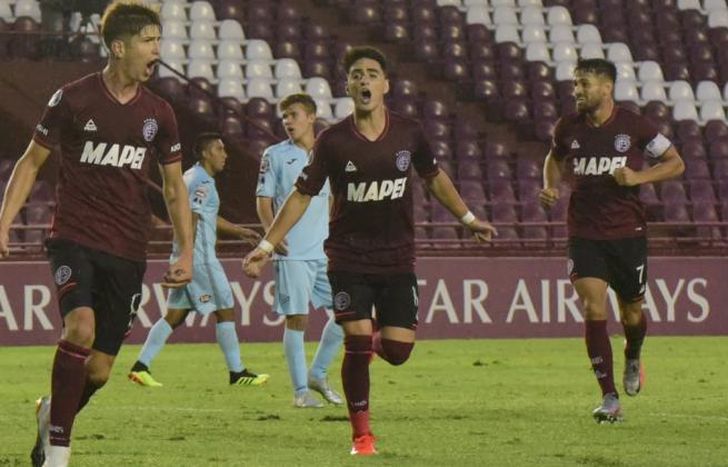 Belmonte celebra uno de sus goles ante Bolívar.