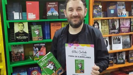 Fernando en la Feria del Libro estuvo firmando ejemplares. Fernando en la Feria del Libro estuvo firmando ejemplares.