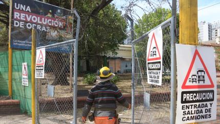 La plazoleta de Banfield Oeste está vallada por las obras.