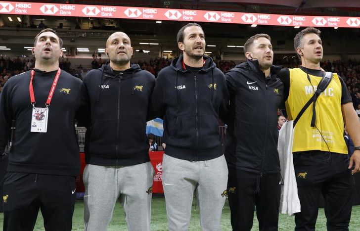 Gómez Cora, en el medio, junto a sus colaboradores.