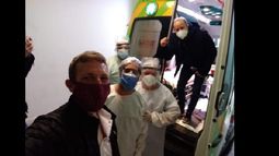 martín, al salir del Hospital, junto a los médicos que lo atendieron.