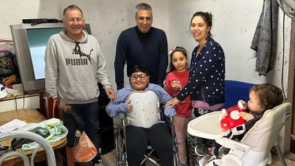 En la entrega de la silla que le brindará movilidad a Santino.