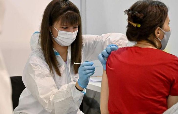 Los casos y las internaciones bajan por la vacunación.