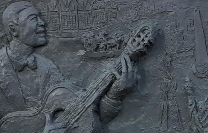 Carlos Gardel inmortalizado en un espacio lomense.