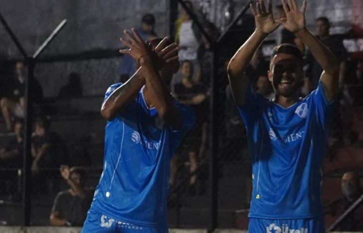 Campana, junto a Toloza, festeja su gol.