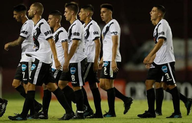 Claypole no pudo en el debut y cayó ante Argentino de Merlo.