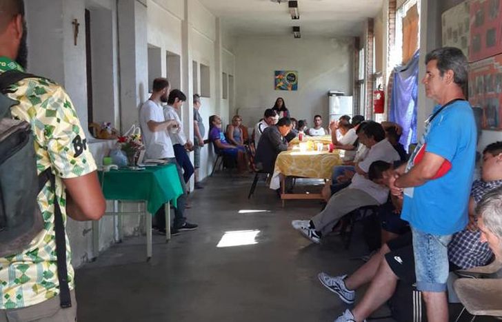 Una vez por semana se acercan para bañarse y comer algo rico.