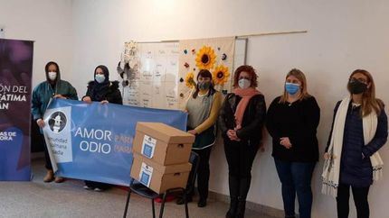 Dos mujeres de la comunidad se acercaron al hogar.