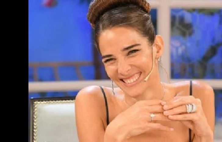 Juana Viale, afianzada en la mesa de Mirtha.