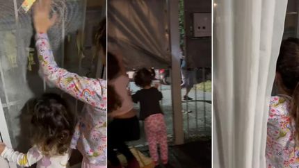 Amorosas con los trabajadores que juntan los residuos.