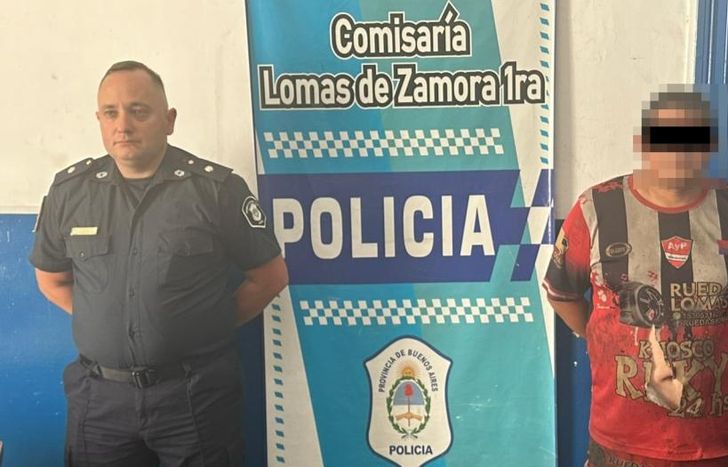 Uno de los detenidos antes del partido.