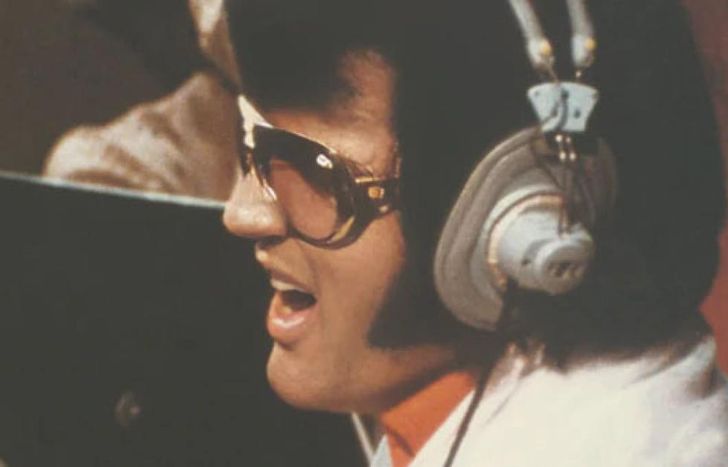 Elvis Presley, en plena grabación.